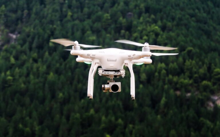 Droner: Teknologi, Bruksområder og Fremtidsperspektiver